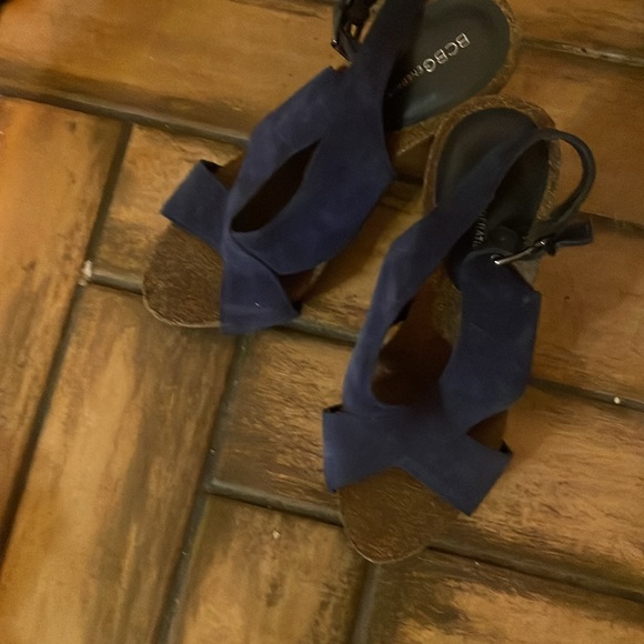 Gorgeous navy suede heels - Picture 2 of 3